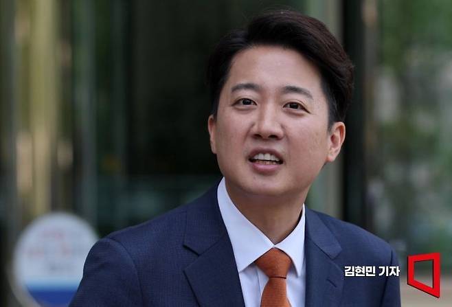 이준석 개혁신당 대선 후보가 지난달 27일 국회 소통관 앞에서 긴급 기자회견을 하고 있다.