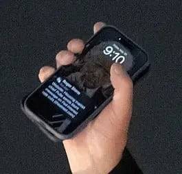 트럼프의 아이폰 잠금화면에 자신의 얼굴 사진이 담겨 있는 모습. /X