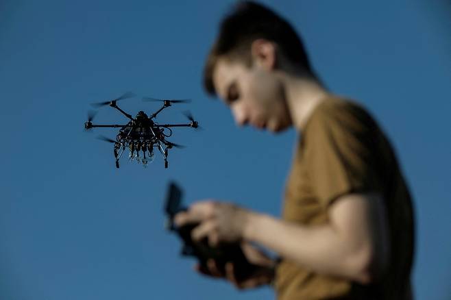 지난 4월 우크라이나 드론 부대의 한 군인이 러시아의 공격에 맞선 공격 드론 시험 비행을 하고 있다./로이터 연합뉴스