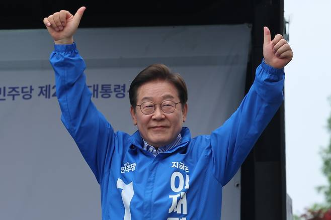 이재명 더불어민주당 대선 후보가 선거를 하루 앞둔 2일 경기도 스타필드 하남점 광장에서 시민들에게 인사하고 있다. / 연합뉴스