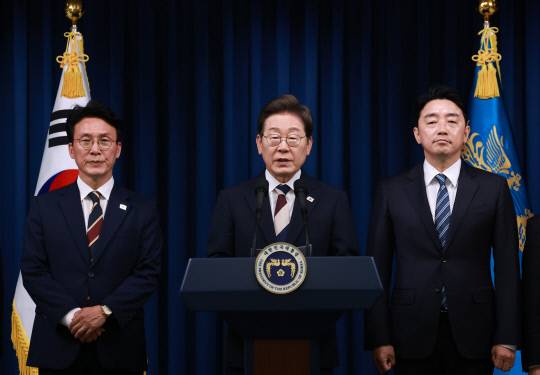 이재명 대통령이 4일 서울 용산 대통령실 청사에서 국무총리 후보자로 김민석 의원(왼쪽), 대통령비서실장으로 강훈식 의원 등 첫 인선을 발표하고 있다. 연합뉴스.