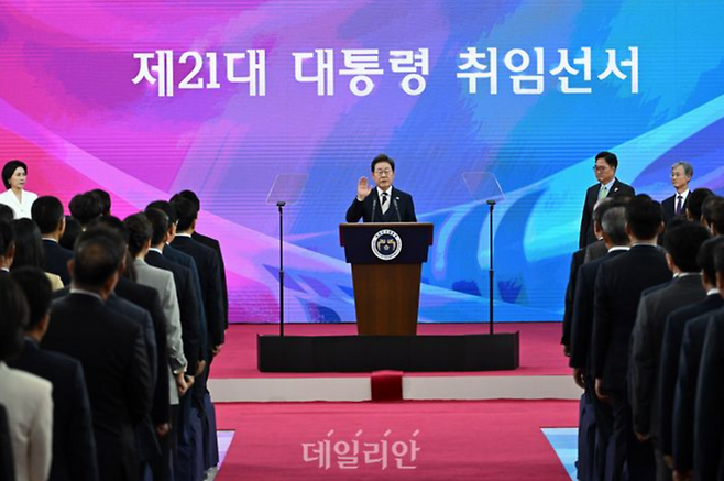 이재명 대통령이 4일 오전 서울 여의도 국회 로텐더홀에서 21대 대통령 취임선서를 하고 있다. ⓒ국회사진기자단