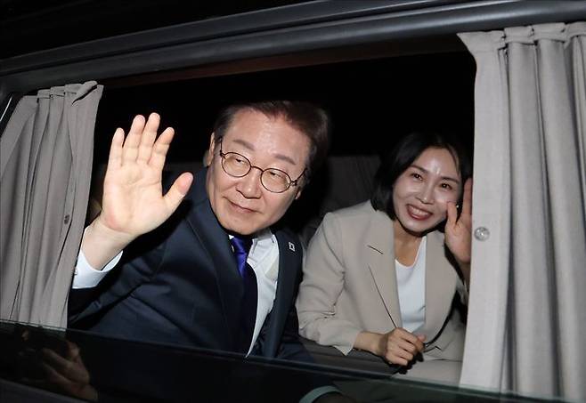 이재명 대통령과 영부인 김혜경 여사가 4일 국회 앞에서 열린 국민개표방송에서 감사 인사를 마친 뒤 차에서 인사를 하며 떠나고 있다. ⓒ데일리안 홍금표 기자