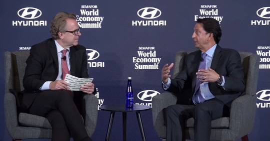 호세 무뇨스(오른쪽) 현대자동차 최고경영자(CEO)와 미국 글로벌 뉴스 플랫폼 세마포(Semafor)의 CEO 겸 공동 창업자 저스틴 B. 스미스가 지난 4월23~25일 미 워싱턴D.C에서 열린 '세마포 세계 경제 서밋'에서 대담을 갖고 있다. 세마포 유튜브 영상 캡쳐