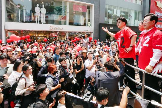 제21대 대통령선거 사전투표 첫날인 지난 5월29일 오후 광주 동구 충장로우체국 앞에서 한동훈 국민의힘 전 당대표와 측근·당직자들이 유세하고 있다.<연합뉴스 사진>