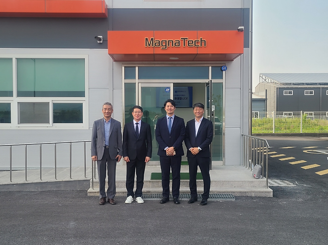 매그나텍·성우ITS·대진반도체이가고효율 방열 소재 사업 업무 협약을 체결했다. 왼쪽부터 주종필 매그나텍 부회장, 왕주근 성우아이티에스 대표, 박태진 대진반도체 대표가 매그나텍 광주 공장에서 기념촬영했다.