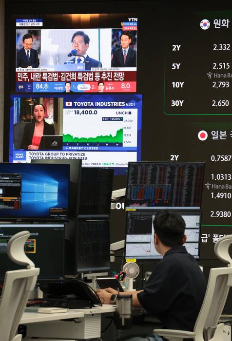 이재명 대통령 당선 첫날, 코스피ㆍ코스닥 1%대 상승 개장 (서울=연합뉴스) 김인철 기자 = 4일 서울 중구 하나은행 딜링룸 현황판에 이재명 대통령 당선 관련 뉴스 등이 표시되고 있다. 이날 코스피 지수는 전 거래일 대비 38.95포인트(1.44%) 오른 2,737.92에, 코스닥은 8.84포인트(1.19%) 오른 749.13에 개장했다. 2025.6.4 yatoya@yna.co.kr (끝)