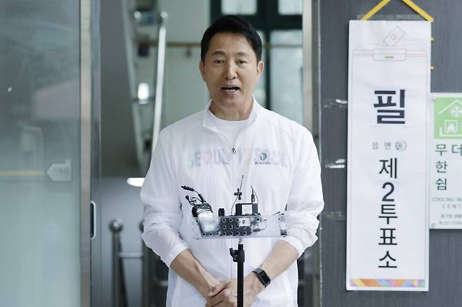 오세훈 서울시장이 4일 새벽 페이스북을 통해 제21대 대통령 선거에서 당선한 이재명 당선인에게 축하의 인사를 건넸다. 오세훈 서울시장이 지난 2일 서울 중구 구립 필동 경로당에 마련된 제21대 대통령선거 투표소를 방문해 이동약자 투표 편의시설 점검을 마치고 대시민 메시지를 발표하고 있다. 공동취재단