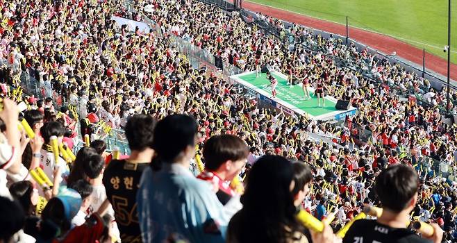 지난 3일 서울 송파구 잠실야구장에서 열린 프로야구 '2025 신한 SOL뱅크 KBO 리그' KIA 타이거즈와 두산 베어스의 경기를 찾은 야구팬들이 열띤 응원을 펼치고 있다. KBO리그는 이날 역대 최소경기로 500만 관중을 돌파, 흥행 열기를 이어가고 있다. 뉴스1