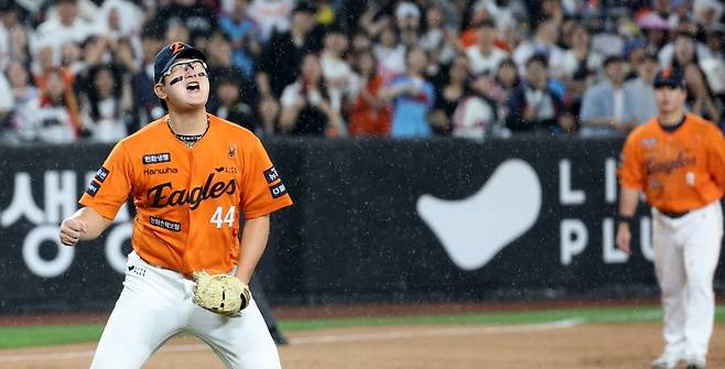 지난달 23일 대전 한화생명볼파크에서 열린 '2025 신한 SOL 뱅크 KBO리그' 프로야구 한화 이글스와 롯데 자이언츠 경기에서 한화가 승리하며 김서현 등 선수들이 기뻐하고 있다. 뉴스1