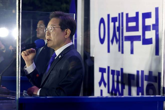 제21대 대통령 당선이 확실시되는 더불어민주당 이재명 대선 후보가 4일 서울 여의도 국회 인근에서 당 주최로 열린 국민개표방송 행사에 참석해 연설하고 있다. 공동취재사진