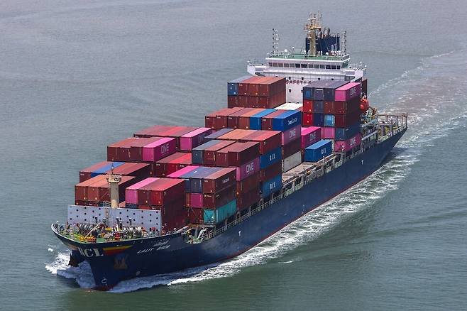 지난 4월 베트남 하이퐁 국제 컨테이너 항만 주변에서 컨테이너선이 운항하고 있다. 사진 로이터 연합뉴스