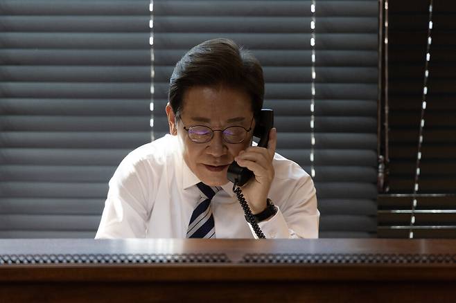 이재명 대통령이 4일 오전 인천 계양구 자택에서 당선 후 첫 일정으로 김명수 합참의장과 통화하고 있다. 대통령실사진기자단