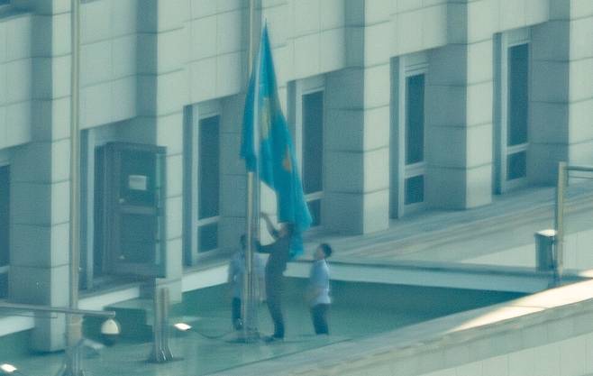 이재명 제21대 대통령의 임기가 시작된 4일 서울 용산구 대통령실 청사에서 관계자들이 봉황기를 게양하고 있다. 사진공동취재단