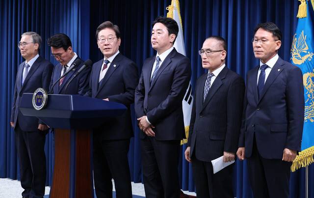 이재명 대통령이 4일 서울 용산구 대통령실 브리핑룸에서 첫 인사 발표를 하고 있다. 왼쪽부터 이종석 국가정보원장 후보자, 김민석 국무총리 후보자, 이 대통령, 강훈식 비서실장, 위성락 안보실장, 황인권 경호처장. 대통령실사진기자단