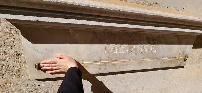 1796년께 설치된 미터 표준물(mètre étalon)은 국제단위계(SI)의 시초이자 길이 표준을 상징하는 문화유산이다. 필자 제공