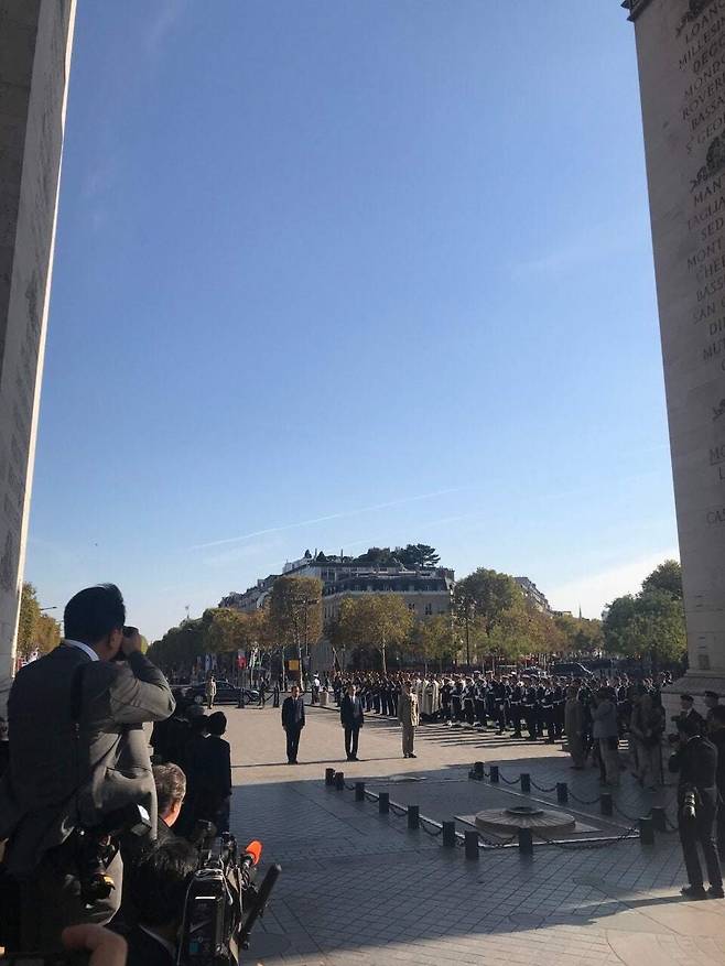 2018년 10월15일(현지시각) 프랑스를 국빈 방문한 문재인 전 대통령이 파리 개선문 아래 무명용사의 묘 ‘꺼지지 않는 불\'에 참배했다. 신동호 제공