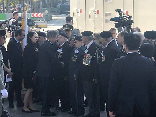 개선문에서 열린 프랑스 방문 공식 환영식. 문재인 대통령이 6·25 참전용사들과 인사하고 있다. 신동호 제공