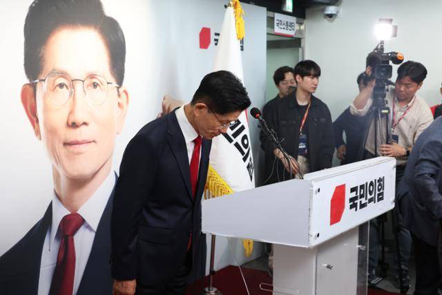김문수 국민의힘 대선 후보가 4일 여의도 당사에서 기자회견을 열고 참석자들에게 고개를 숙여 인사하고 있다. 공동취재사진