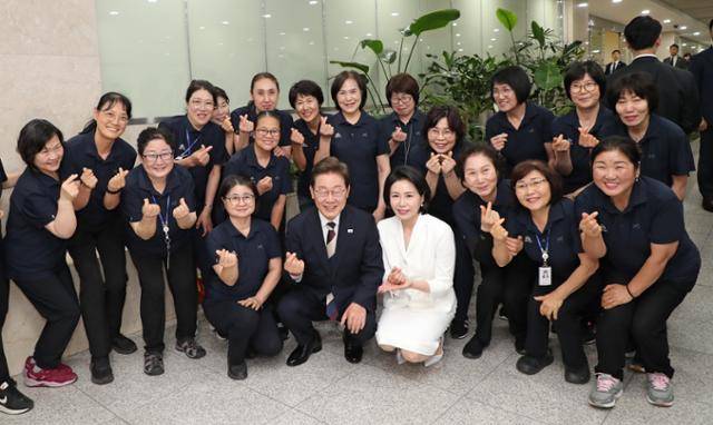 이재명 대통령과 김혜경 여사가 4일 국회에서 제21대 대통령 취임선서를 마친 뒤 청소노동자들과 기념 촬영하고 있다. 뉴스1