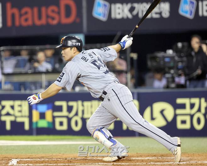 29일 오후 잠실야구장에서 열린 2025 프로야구 한화와 LG 경기. 한화 문현빈이 6회 좌중간 안타를 날리고있다. 잠실=정시종 기자 capa@edaily.co.kr