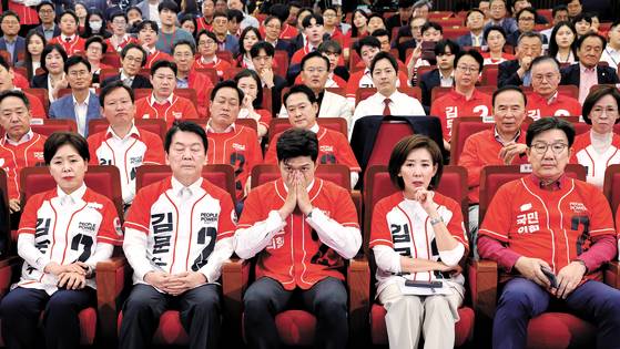 3일 서울 여의도 국회 도서관에 마련된 국민의힘 개표 상황실에서 선대위원장들이 제21대 대통령 선거 방송3사 출구조사 결과를 보고 있다. (앞줄 왼쪽부터) 양향자, 안철수, 김용태, 나경원, 권성동. 임현동 기자