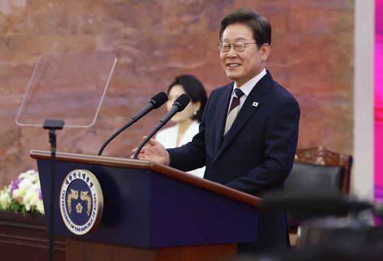 이재명 대통령이 4일 오전 국회 로텐더홀에서 열린 대통령 취임선서에 참석해 연설하고 있다. 임현동 기자