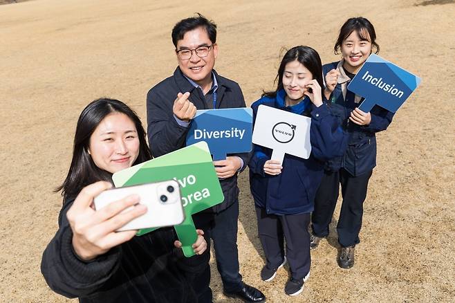직원들과 함께 DE&I 팻말을 들고 있는 홍석철 대표이사. 사진=볼보그룹코리아