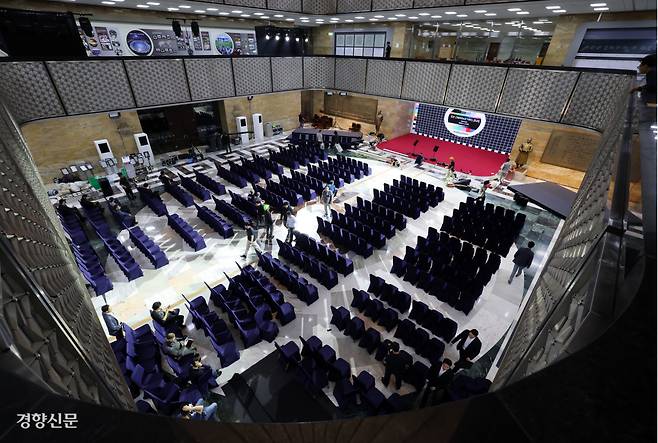 취임식 준비하는 국회 로텐더홀 제21대 대통령 선거일인 3일 국회 로텐더홀에서 관계자들이 다음날 열릴 대통령 취임식 준비를 하고 있다. 박민규 선임기자