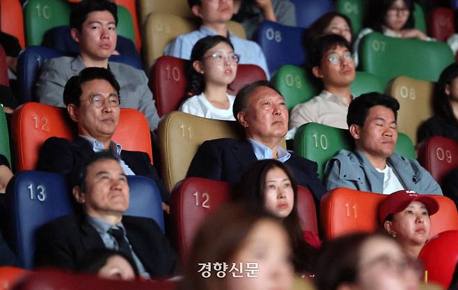 윤석열 전 대통령이 지난달 21일 오전 서울 메가박스 동대문에서 영화 ‘부정선거, 신의 작품인가’ 관람을 하고 있다. 왼쪽부터 이영돈PD, 윤 전 대통령, 전한길 전 역사강사. 사진공동취재단