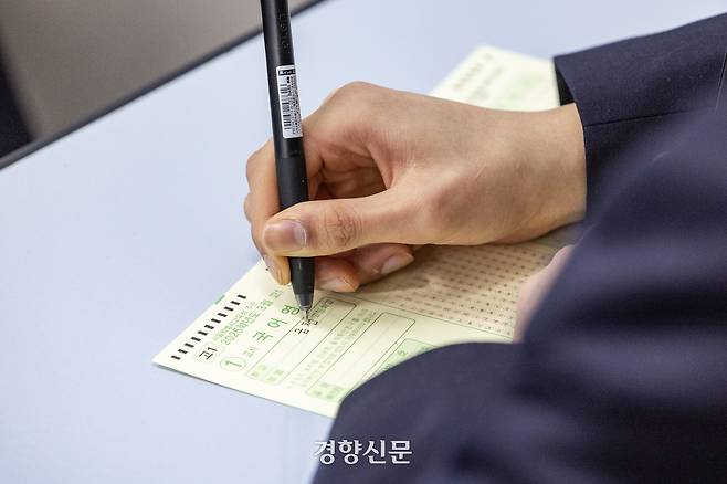2025년 3월 전국연합학력평가가 실시된 지난 3월26일 오전 서울 금천구 금천고등학교에서 학생들이 시험 준비를 하고 있다. 사진공동취재단