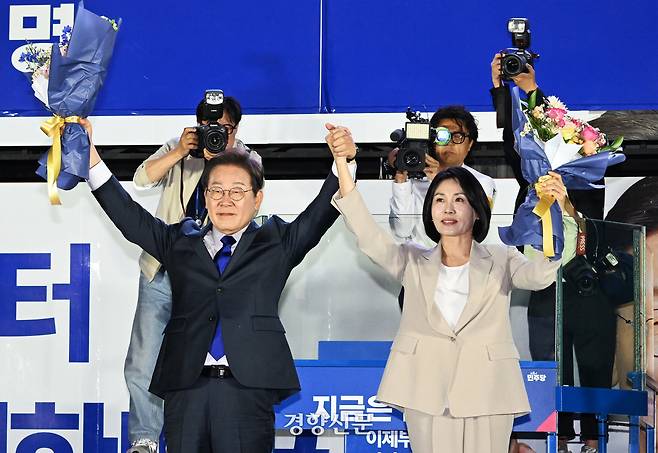 이재명 대통령이 4일 21대 대통령 당선이 확실시되자 서울 여의도 국회 정문 앞에 마련된 개표방송 야외무대에서 김혜경 여사와 함께 인사를 하고 있다. 박민규 선임기자