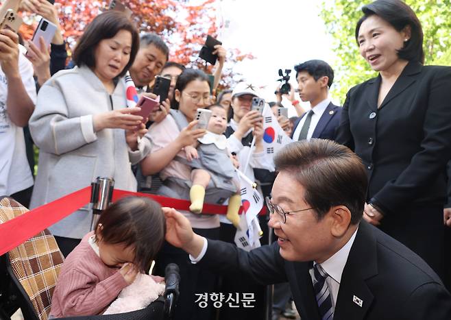이재명 대통령이 4일 오전 인천 계양구 자택 앞에서 주민들과 인사하고 있다. 김창길 기자