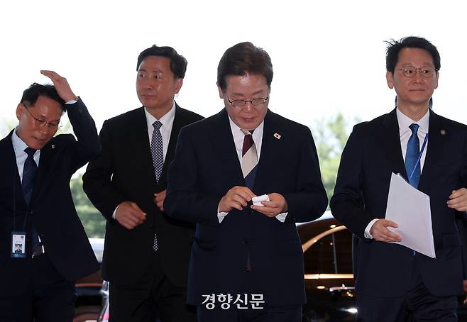 이재명 대통령이 4일 오후 서울 용산 대통령실에 도착해 집무실로 이동하고 있다. 김창길 기자