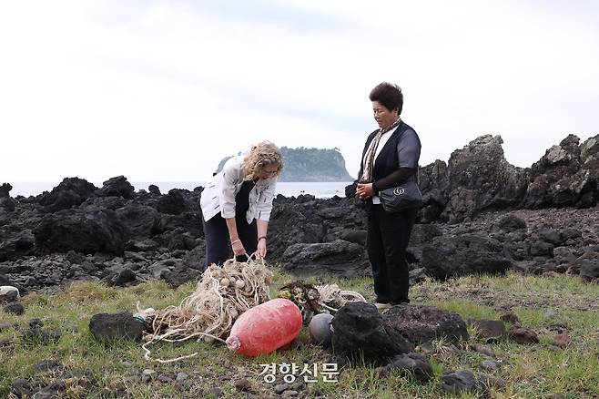 ‘세계환경의 날(6월5일)’을 하루 앞둔 4일 안데르센 사무총장과 장영미 제주해녀협회 부회장이 면담을 갖고 해양 플라스틱 문제를 논의했다. 제주도 제공