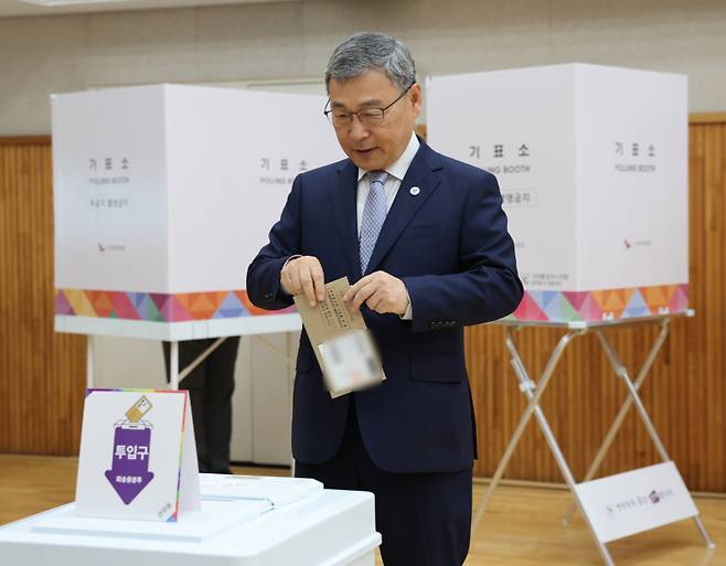 정근식 서울시교육감이 21대 대통령선거 사전투표 첫날인 29일 서울 종로구 교남동주민센터 사전투표소에서 투표하고 있다. 서울시교육청 제공