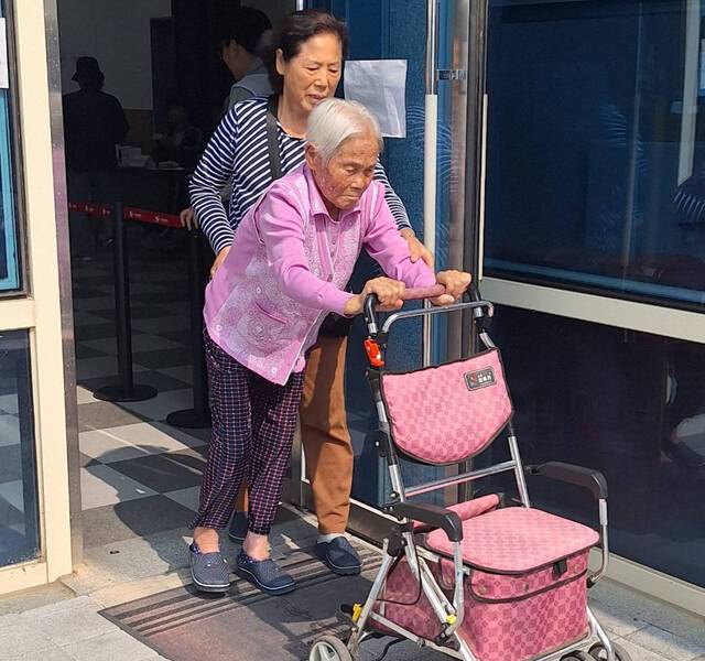 올해 121세인 이용금 할머니가 제21대 대통령 선거일인 3일 충북 옥천군 청산면다목적회관에 마련된 투표소에서 투표를 마친 뒤 나오고 있다. 연합뉴스