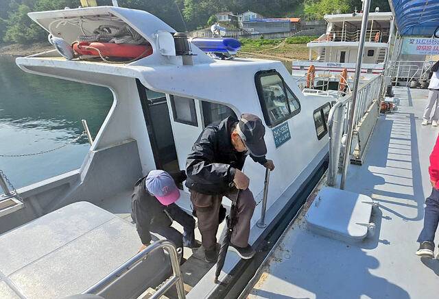 강원도 화천군 파로호 인근 동촌1리 4반 주민들이 투표를 하기 위해 구만리 선착장에 도착해 배에서 내리고 있는 모습. 연합뉴스