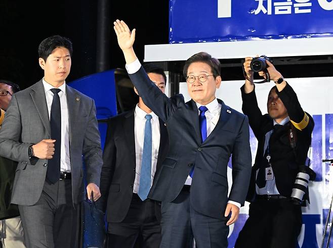 이재명 대통령이 4일 서울 여의도 국회 인근에서 당 주최로 열린 국민개표방송 행사에 참석해 시민들을 향해 인사하고 있다. 사진공동취재