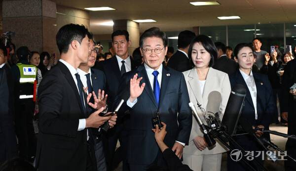 제21대 대통령 선거 이재명 후보가 3일 인천 계양구 자택에서 나와 주민 및 지지자들에게 감사 인사를 전하고 있다. 조병석기자