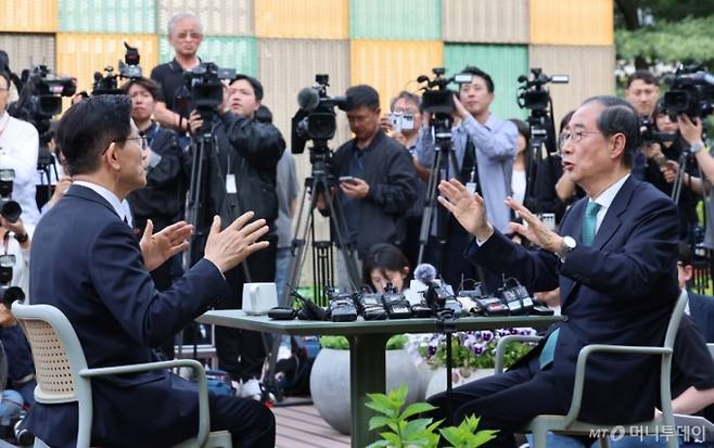 김문수 국민의힘 대통령 후보와 한덕수 무소속 대선 예비후보가 8일 서울 여의도 국회 강변서재에서 '후보 단일화' 회동을 하고 있다.(공동취재) 2025.5.8/사진=뉴스1 /사진=(서울=뉴스1) 김민지 기자