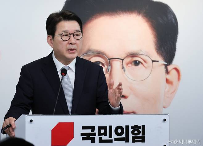 (서울=뉴스1) 안은나 기자 = 신동욱 국민의힘 선거대책본부 대변인단 단장이 23일 오전 서울 여의도 당사에서 선거대책위원회 백브리핑을 하고 있다. 2025.5.23/뉴스1 Copyright (C) 뉴스1. All rights reserved. 무단 전재 및 재배포, AI학습 이용 금지. /사진=(서울=뉴스1) 안은나 기자