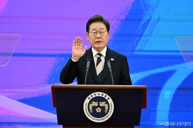 (서울=뉴스1) 국회사진기자단 = 이재명 대통령이 4일 오전 서울 여의도 국회에서 제21대 대통령 취임 선서를 하고 있다. 2025.6.4/뉴스1 Copyright (C) 뉴스1. All rights reserved. 무단 전재 및 재배포, AI학습 이용 금지. /사진=(서울=뉴스1) 국회사진기자단