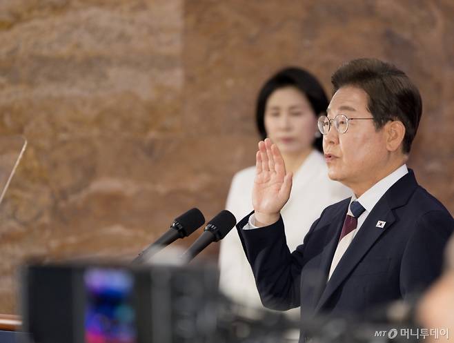 (서울=뉴스1) 국회사진기자단 = 이재명 대통령이 4일 서울 여의도 국회 본청 로텐더홀에서 제21대 대통령 취임 선서를 하고 있다. 2025.6.4/뉴스1 Copyright (C) 뉴스1. All rights reserved. 무단 전재 및 재배포, AI학습 이용 금지. /사진=(서울=뉴스1) 국회사진기자단