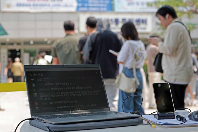 제21대 대통령 선거 사전 투표 둘째 날인 지난달 30일 오후 서울 강남구 역삼1동 주민센터에 마련된 사전투표소에서 클린선거시민행동 회원들이 사전투표 부정선거 감시 활동을 하고 있다. /사진=뉴스1.