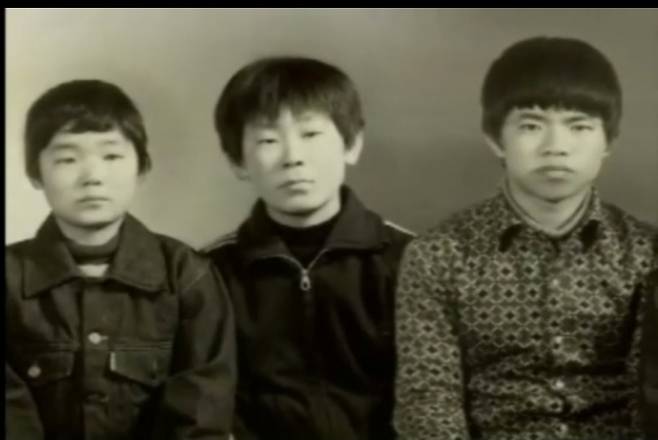 1963년 10월23일, 경북 안동 예안면 도촌리의 깊은 산골에서 9남매 중 일곱째로 태어난 이재명의 유년은 가난과 고된 노동의 연속이었다. 사진은 이재명 당선인의 어린시절(가운데) 모습. /사진=이재명 블로그