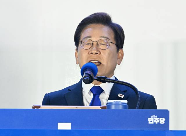 제21대 대통령 당선이 확실시되는 이재명 더불어민주당 후보가 4일 서울 여의도 국회 인근에서 당 주최로 열린 국민개표방송 행사에 참석해 연설하고 있다. 연합뉴스