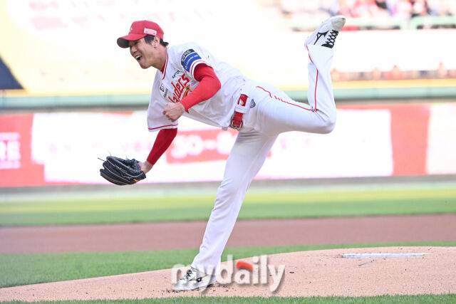 11일 인천 SSG랜더스필드에서 열린 '2025 신한 SOL BANK KBO리그' KIA 타이거즈와 SSG랜더스 더블헤더 2차전 경기. SSG 김광현이 선발투수로 나와 힘차게 투구하고 있다./마이데일리