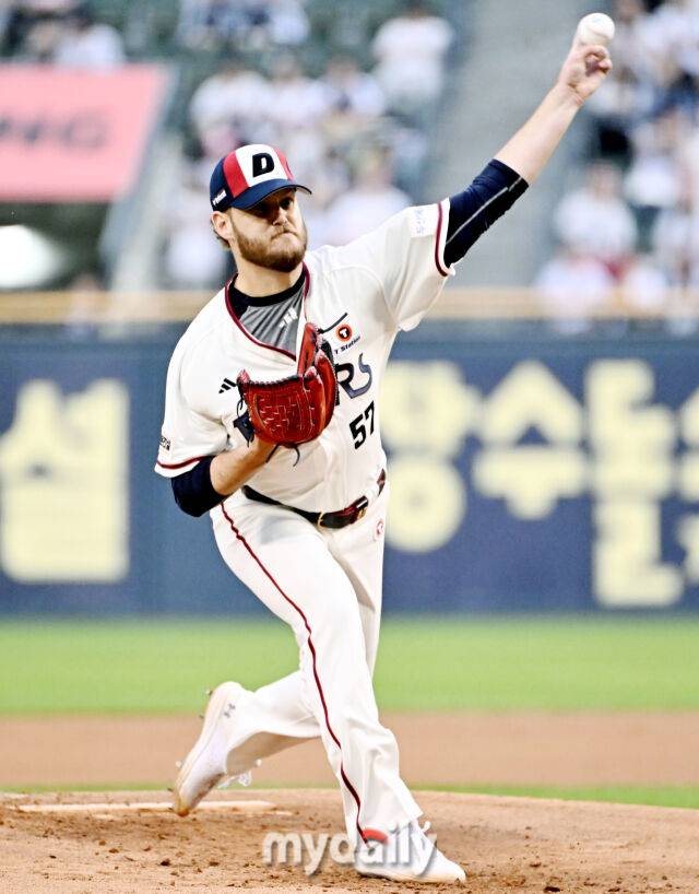 23일 오후 서울 잠실야구장에서 진행된 '2025 프로야구 KBO리그' 두산베어스와 NC다이노스의 경기. 두산 콜어빈이 선발등판해 역투하고 있다./마이데일리