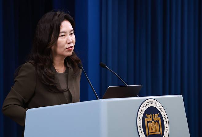 강유정 대통령실 대변인이 4일 서울 용산 대통령실 청사에서 현안 브리핑을 하고 있다. <연합>